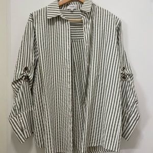 Button down shirt with details in sleeve